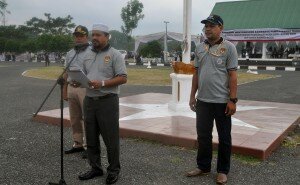 Ketua KIP Banda Aceh memberikan instuksi dalam apel siaga penyelenggara Pemilu di Lapangan Blang Padang Banda Aceh, 15 Maret 2014