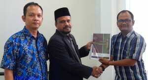 Perwakilan JSI Aryos Nivada menyerahkan Hasil Riset Tingkat Melek Politik Warga Kota Banda Aceh kepada Ketua KIP Banda Aceh Munawar Syah didampingi oleh Ketua Pelaksana Riset Indra Milwady pada Acara Publikasi Hasil Riset tingkat Kota Banda Aceh kerjasama KIP Banda Aceh dengan JSI Aceh di Aula KIP Banda Aceh (Kamis,30/07/2015)