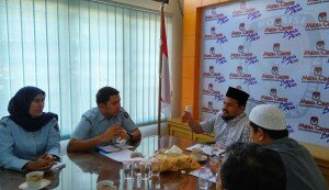 Ketua KIP Kota Banda Aceh Munawar Syah sedang menjelaskan beberapa hal terkait beberapa pertanyaan dari pihak Kanwil Kemenkumham Provinsi Aceh (Media Center KIP Kota Banda Aceh, 22/02/2016)- (Foto by : Media Center KIP Kota Banda Aceh)