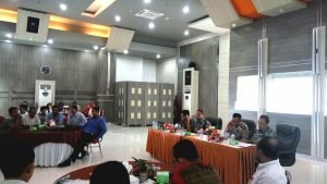 Ketua Komisi Independen Pemilihan (KIP) Kota Banda Aceh, Munawar Syah sedang memberikan penjelasan terkait Tahapan Kampanye pada Pemilihan Walikota dan Wakil Walikota Banda Aceh Tahun 2017 di Aula Lantai IV Pemerintah Kota Banda Aceh (18/10/2016)